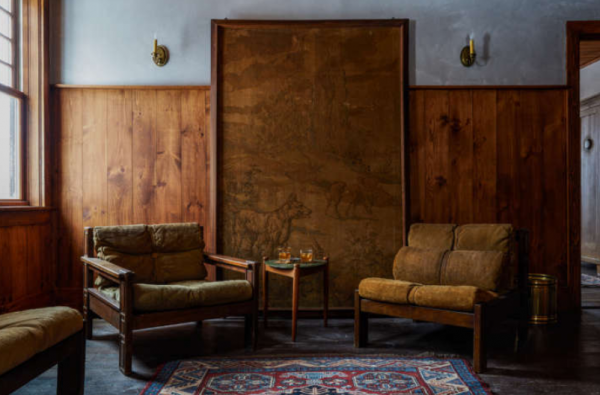 Dinding dengan tekstur panel kayu